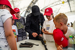 Столичные росгвардейцы провели патриотическое занятие для детей на Поклонной горе