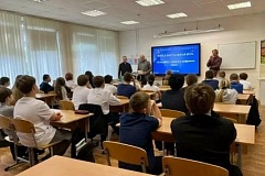 Правовой урок в ГБОУ Школе № 463: сотрудник Правового отдела УВД по ЮАО рассказал девятиклассникам о безопасности в реальном и цифровом мире