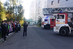 Ребята пришли в гости к московским пожарным